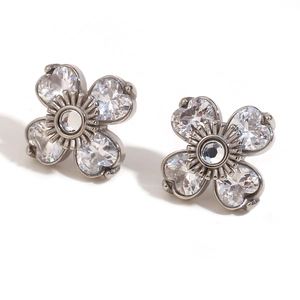 Boucles d'oreilles fleur à quatre pétales en argent avec cristaux en forme de cœur et centre