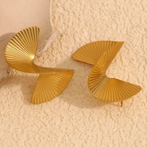 Macro detail of 18K gold plated stainless steel twisted fan earrings with radial stripes