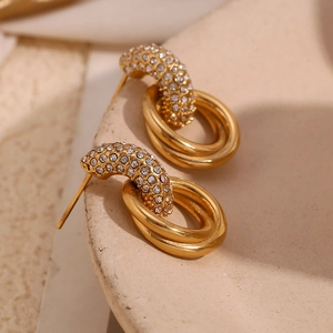 Gros plan de boucles d'oreilles double anneau plaquées or 18 carats avec zircons scintillants