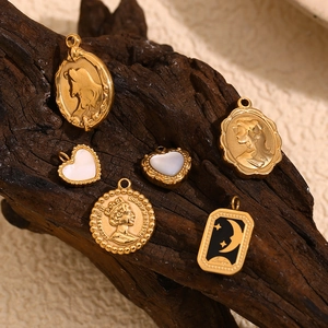 18K vergoldete Edelstahl-Anhänger mit Perlmutt-Herzen und Relief-Details im Vintage-Stil