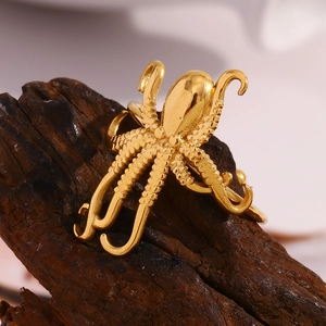 Dettaglio dell'anello a polpo placcato oro 18K con ventose testurizzate su legno scuro