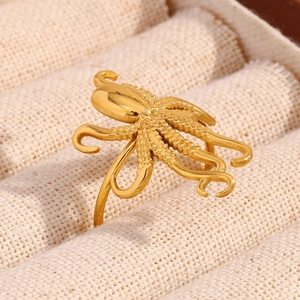 Dettaglio macro dell'anello polpo dorato con tentacoli strutturati a ventosa