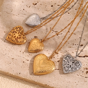 Collection de colliers médaillons avec des motifs vintage complexes en forme de cœur en or et argent
