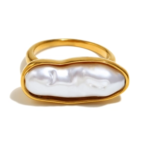 Bague épaisse plaquée or 18K avec une grande perle baroque blanche sur fond blanc neutre