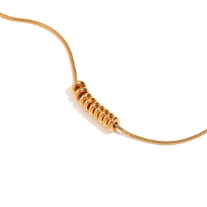 Collier minimaliste en acier inoxydable plaqué or 18K avec neuf anneaux dorés élégants