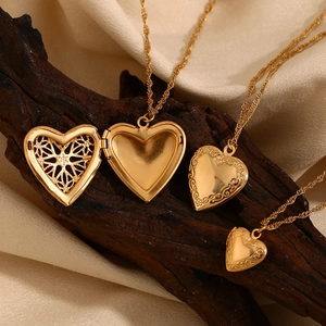 Détail du médaillon coeur vintage en or 18K avec gravure filigrane et ouverture interne