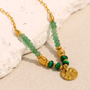 Collana in acciaio placcato oro 18K con perline verdi e ciondolo a disco martellato