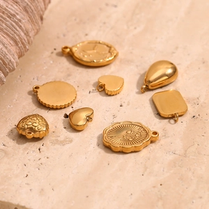Set aus 18K vergoldeten Edelstahl-Anhängern in Herz-, Blumen- und geometrischen Formen