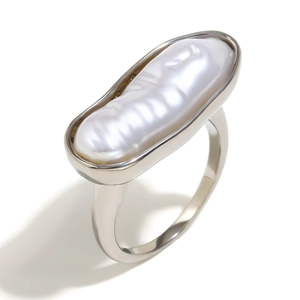 Eleganter Ring mit barocker Perle und silbernem Band für einen modernen Minimalismus