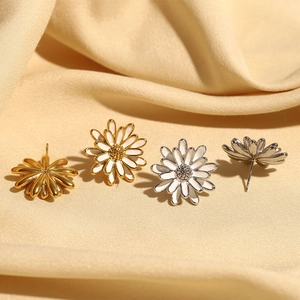 Boucles d'oreilles marguerites en acier inoxydable doré 18K et émail blanc