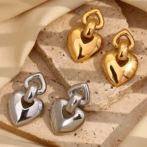 Boucles d'oreilles cœur polies en or 18 carats et argent sur un support en pierre