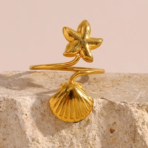 Dettaglio dell'anello aperto placcato oro 18K con stella marina e conchiglia