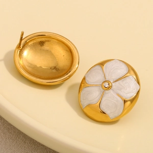 Élégantes boucles d'oreilles fleur en acier inoxydable doré 18 carats avec émail blanc