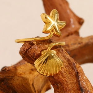 Macro dell'anello regolabile placcato oro 18 carati con stella marina e conchiglia