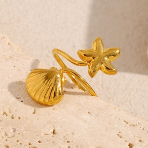 Dettaglio dell'anello regolabile placcato oro 18K con stella marina e conchiglia