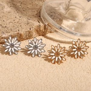 Boucles d'oreilles marguerites en acier plaqué or 18 carats avec émail blanc pour femme