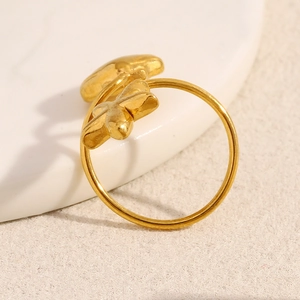 Dettaglio anello stella marina placcato oro 18K su ceramica bianca con toni caldi