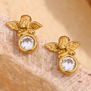 Détail macro de boucles d'oreilles ange plaquées or 18 carats avec zircon brillant
