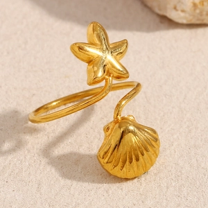 Anello aperto in acciaio inossidabile placcato oro 18K con motivi di stella marina e conchiglia