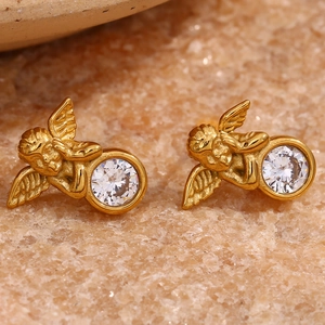 Vue macro de boucles d'oreilles ange plaquées or avec pierres de zircone cubique