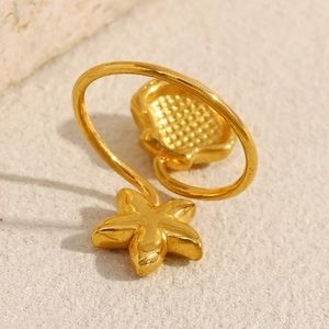 Anello aperto in acciaio inossidabile placcato oro 18K con stella marina e conchiglia