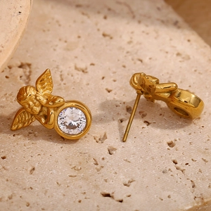 Détail macro des boucles d'oreilles ange plaqué or 18 carats avec zircon cubique