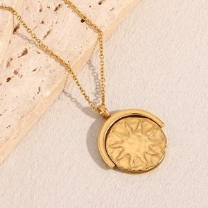 Détail du pendentif pièce céleste plaqué or 18K avec motif solaire rotatif élégant