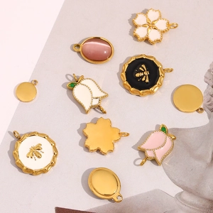 Details von 18K vergoldeten Blumenanhängern mit rosa Emaille und Bienenrelief-Motiv