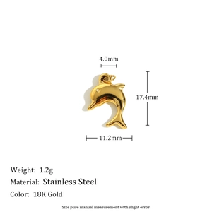 Détails macro du pendentif dauphin en acier inoxydable doré 18K avec dimensions et poids 1,2g