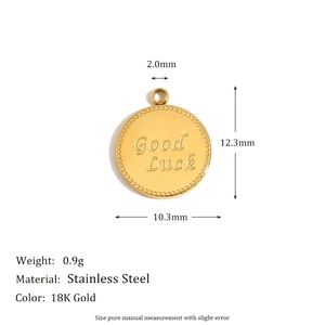 Détail du pendentif Good Luck en acier plaqué or 18K avec dimensions indiquées