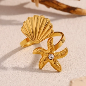 Anello aperto con conchiglia e stella marina placcato oro 18K con strass su sabbia