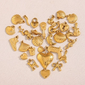 Détails de divers pendentifs plaqués or 18 carats avec cœur, ours et guitare
