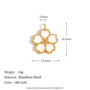 Détail du pendentif fleur rose de 16,1mm x 13,4mm en acier inoxydable plaqué or 18 carats