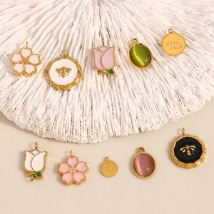 Détails de divers pendentifs plaqués or 18K avec fleurs en émail et détails en opale