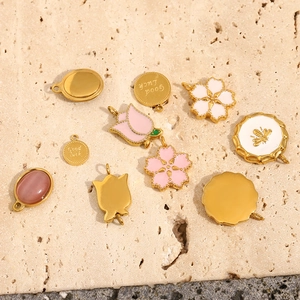 Collection détaillée de breloques dorées 18K avec fleurs en émail rose et motifs d'abeilles