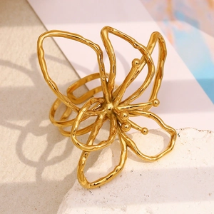 Dettaglio dell'anello a fiore in oro 18K con trama lavica su pietra naturale