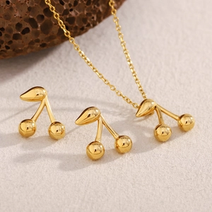 Dettaglio del set di collana e orecchini a ciliegia placcati in oro 18 carati
