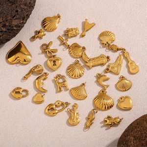 Collection détaillée de breloques en acier inoxydable plaqué or 18K pour bijoux DIY