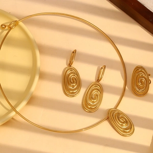 Détail d'un ensemble de bijoux plaqués or 18K avec texture spirale sur collier et boucles