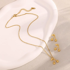 Dettaglio del set collana e orecchini a ciliegia placcato oro 18K con targhetta K18