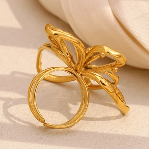 Anello aperto in acciaio inossidabile placcato oro 18K con design a fiore fluido