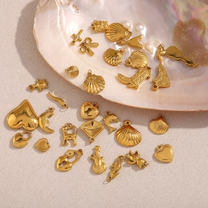 Divers pendentifs en acier inoxydable plaqué or 18 carats avec coquillages et animaux