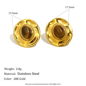 Detalle de pendientes retro de acero chapado en oro de 18K con piedra ojo de tigre