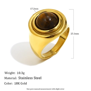 Vista detallada del anillo de acero inoxidable bañado en oro 18K con piedra ojo de tigre