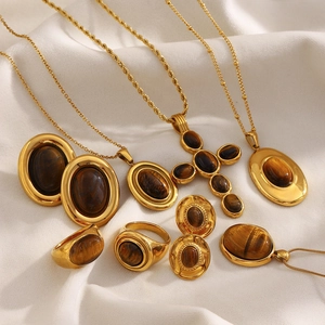Conjunto de joyas vintage bañadas en oro de 18K con ojo de tigre sobre raso blanco