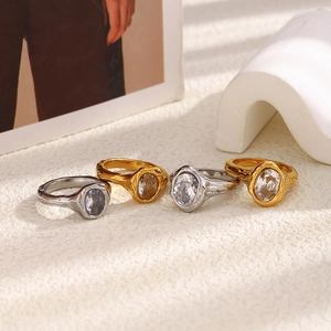 Λεπτομέρεια από δαχτυλίδια χρυσού 18K και ασημιού με οβάλ ζιργκόν και υφή λάβας