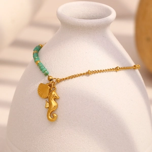 Bracelet en acier inoxydable plaqué or 18 carats avec hippocampe et perles vertes