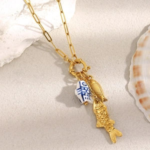Λεπτομέρεια κολιέ συνδετήρα 18K χρυσού με μπλε κεραμικά και μεταλλικά ψάρια