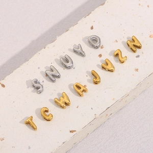 Détail des perles pendentif lettre creuse en or 18 carats pour bijoux DIY