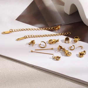 Detalle de cierres de langosta y anillas abiertas chapados en oro 18K para joyería DIY